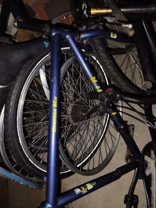 Vendo tudo junto rodas de bicicleta em alumínio e em ferro e quadros