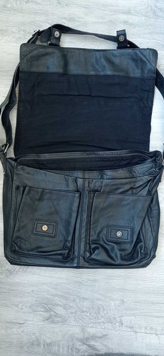 Mala em pele verdadeira da marca Levis.