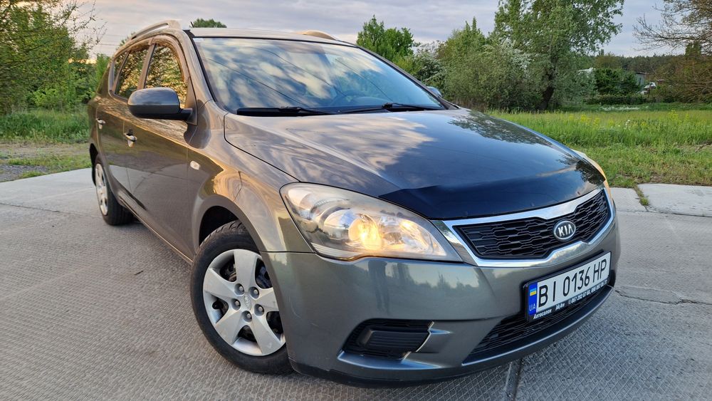 Автомобиль Kia Cee'd универсал 2009 рік