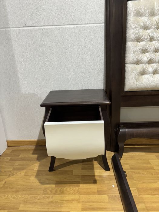 Conjunto cama e mesas de cabeira