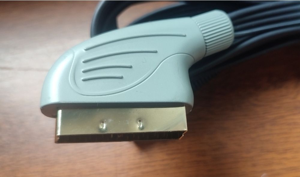 Kabel C64/ C128 HQ S-video Scart Metal złocony 2.5m