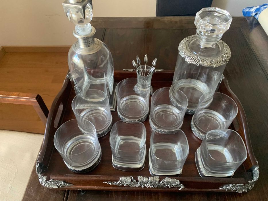 Conjunto de copos e garrafas