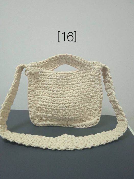 Сумочка плетена білого кольору