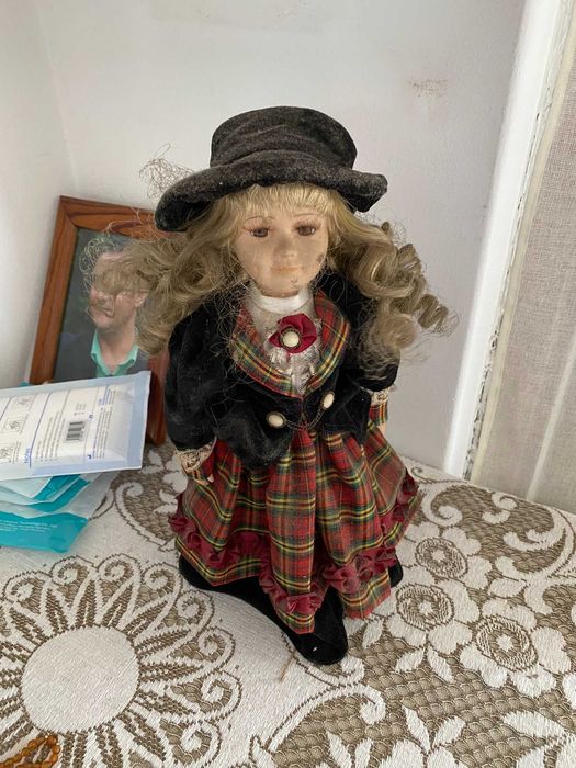 boneca antiga com roupa tons vermelho