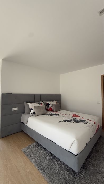 Vendo cama casal estofada 160cm