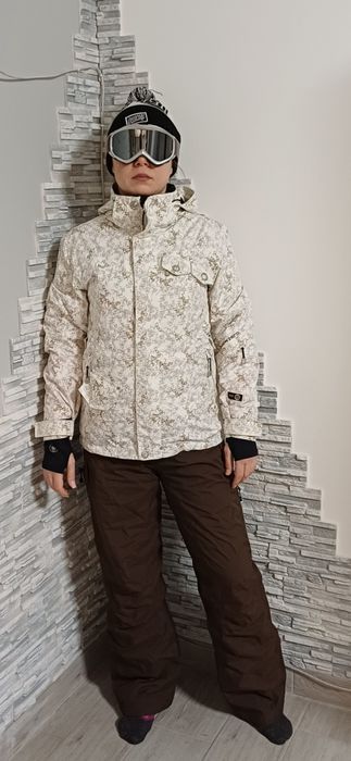 дуже класний жіночий лижний костюм  розмір м у гарному стані