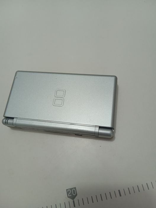 Nintendo DS Lite com mod USB-C (carrega normalmente).