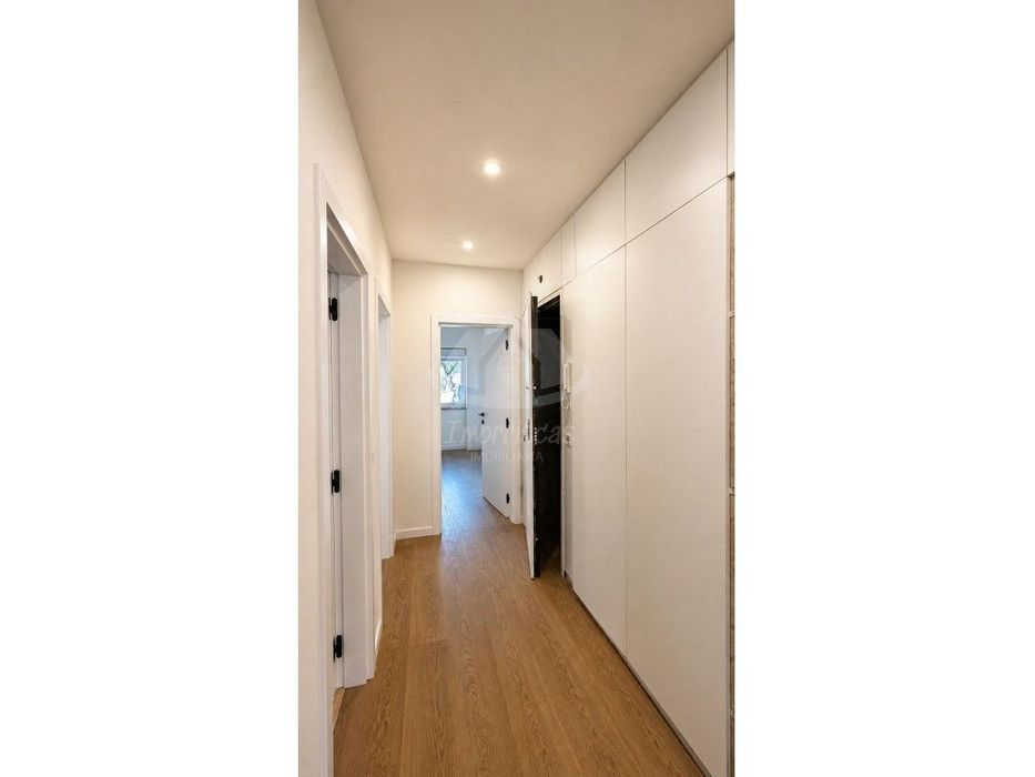 Apartamento T2 remodelado com cozinha equipada e despensa, em Odivelas
