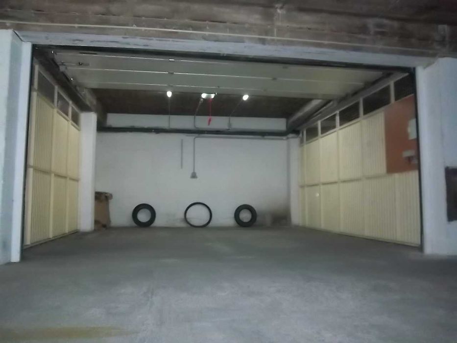 DUAS BOX Cobertas E FECHADAS NO CENTRO DA ERICEIRA