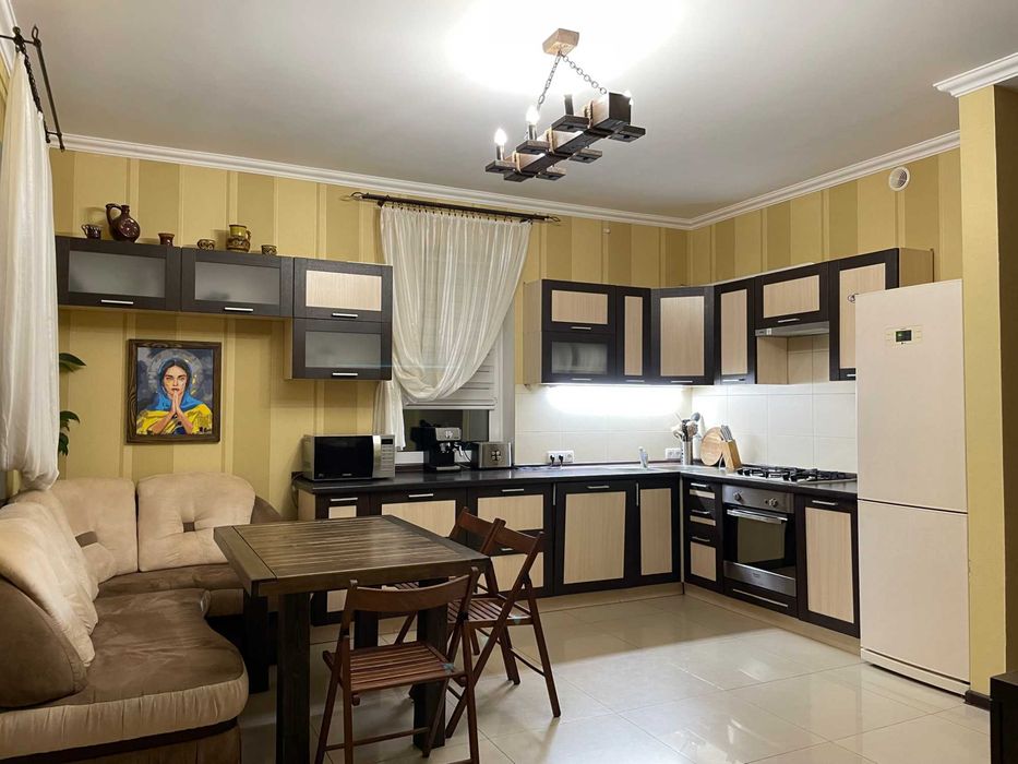 Подобово будинок біля Києва, теплий басейн , лазня, більярд