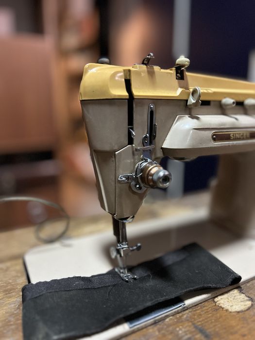Singer a pedal e elétrica