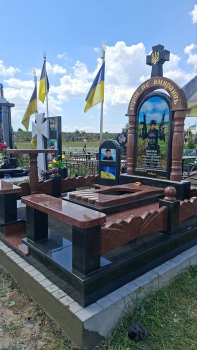 Пам'ятники, Пам'ятники.