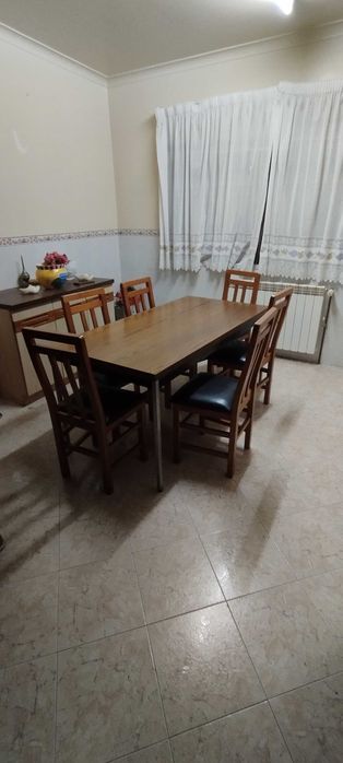 Mesa usada com 6 cadeiras incluídas