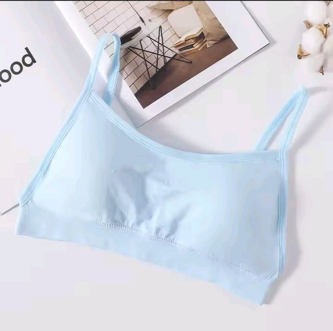 Топ на бретелях.