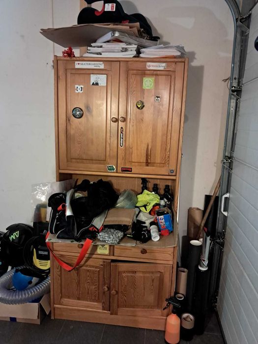 Komplet mebli z litego drewna sosnowego – szafa, witryna, regał