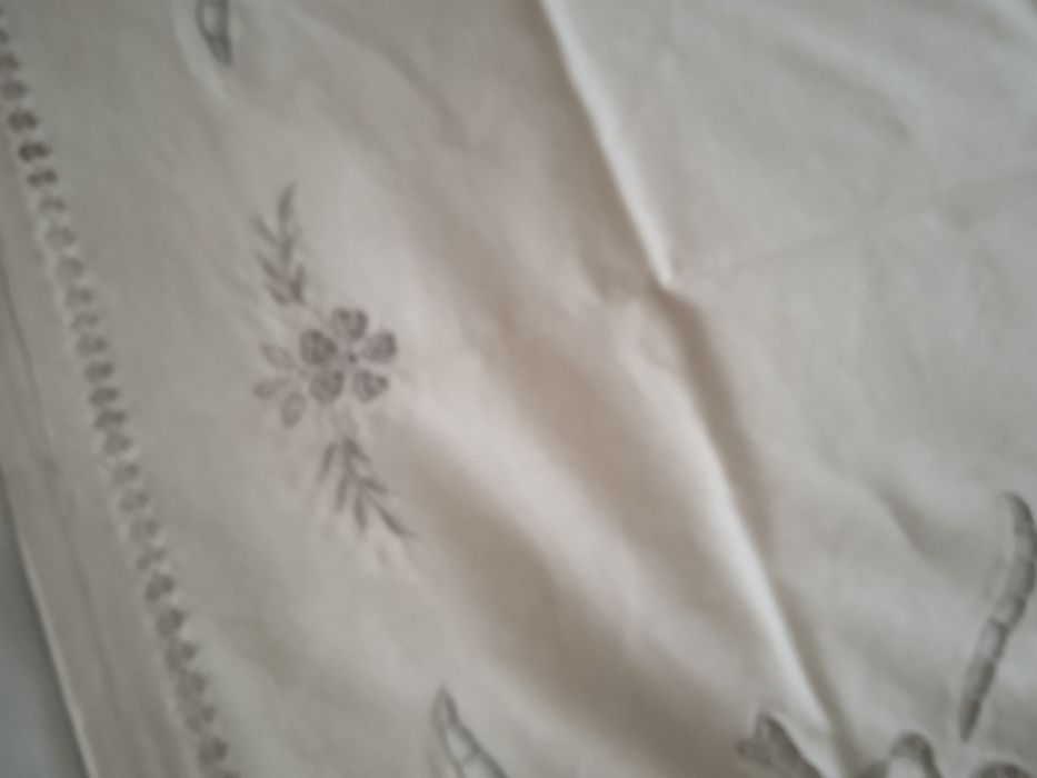 Toalha de chá em linho e dois panos novos em arte aplicada.