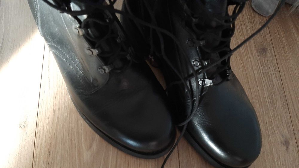 Wojskowe buty skórzane