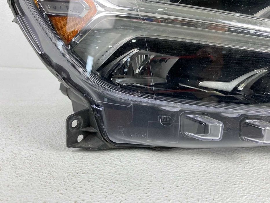 Права фара Volvo XC-40 2019-2022 USA Mid Led