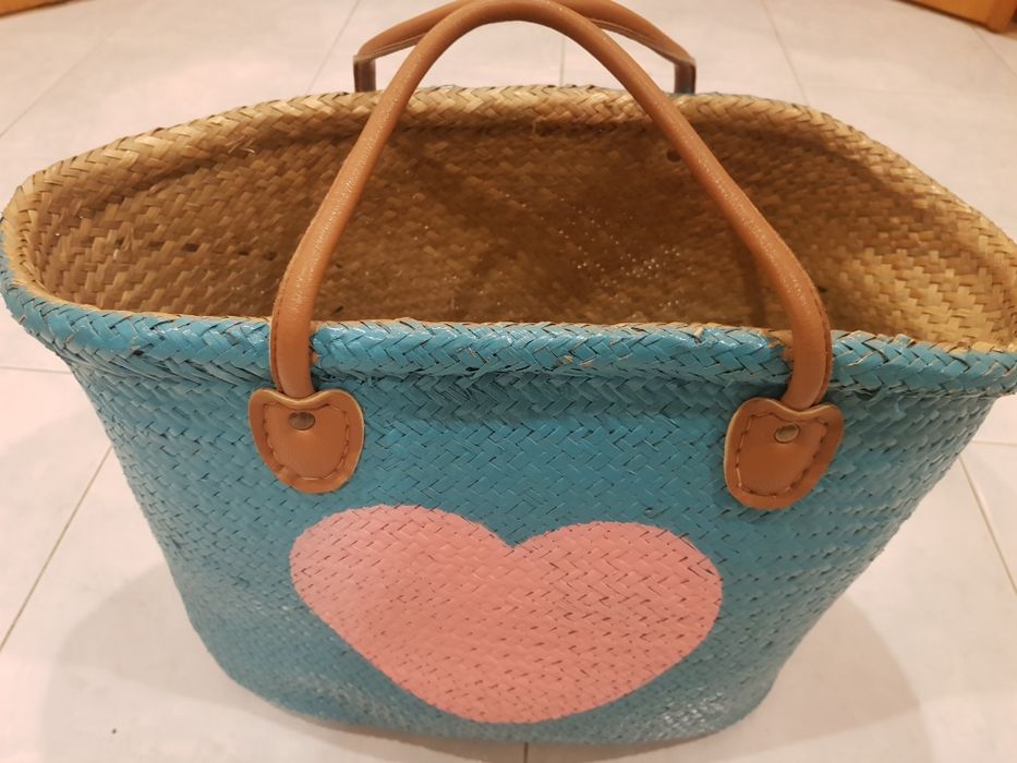 Cesta em verga pintada com pegas em pele