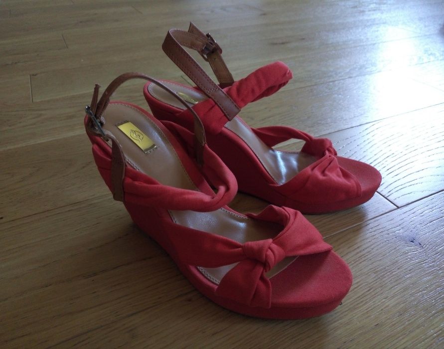 Sandałki Stradiwarius na koturnie rozmiar 39