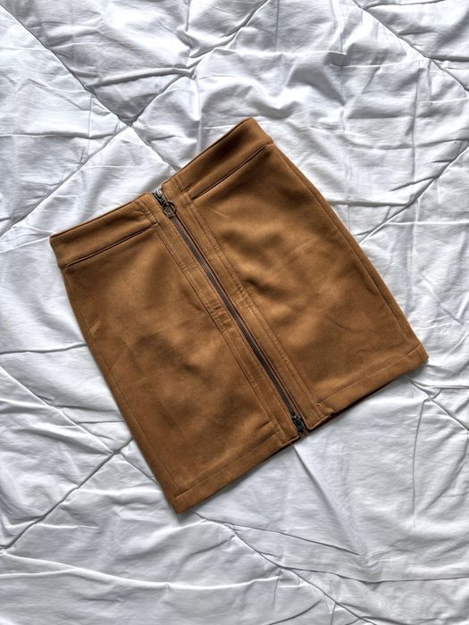 Zamszowa spódnica z suwakiem camel brązowa