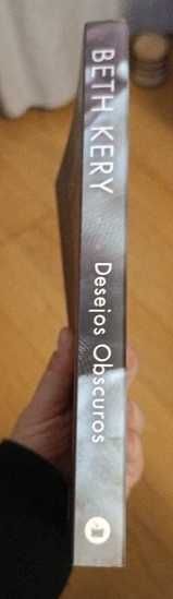 Livro Desejos Obscuros de Beth Kerry