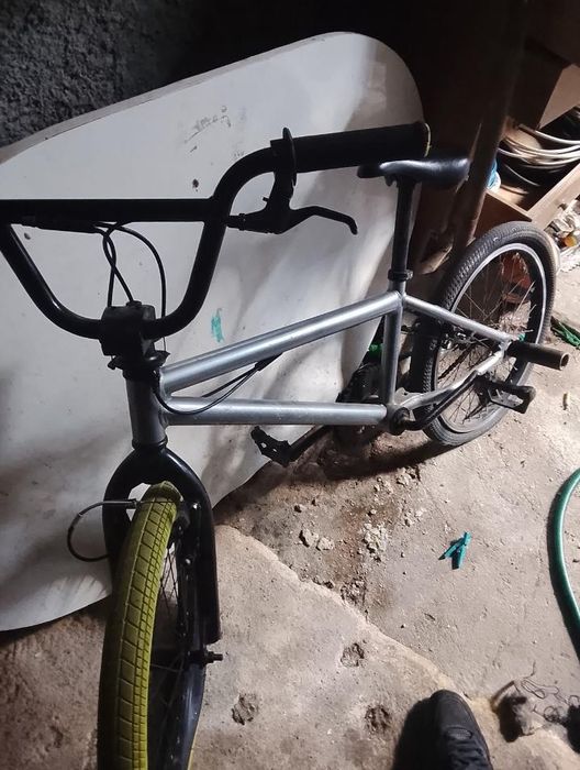 Bicicleta BMX Prateada