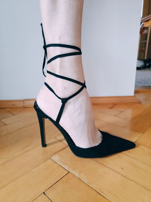 ASOS Czarne zamszowe szpilki wiązane wokół kostki, łydki