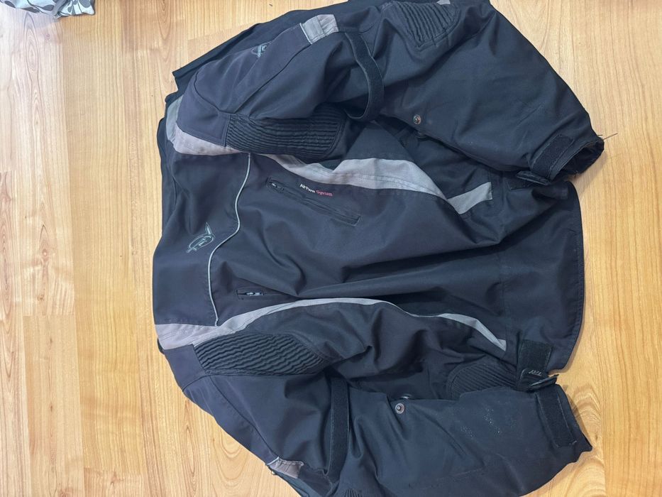 Yamaha Nmax 125 de garagem, inclui Casaco, capacete, top case e luvas.