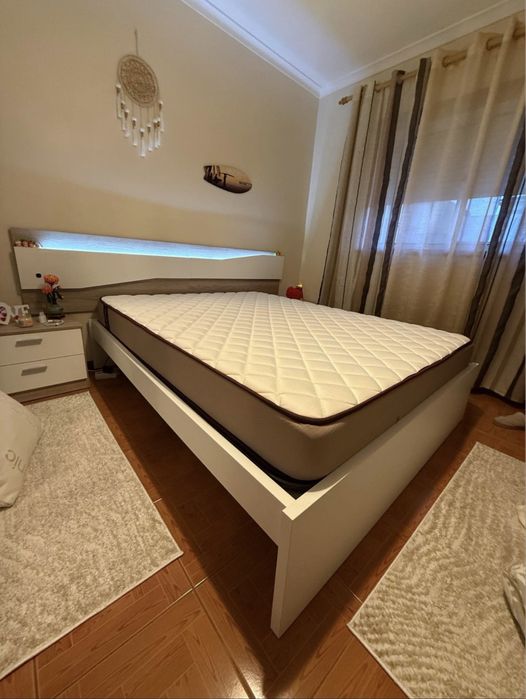 Cama de casal branca