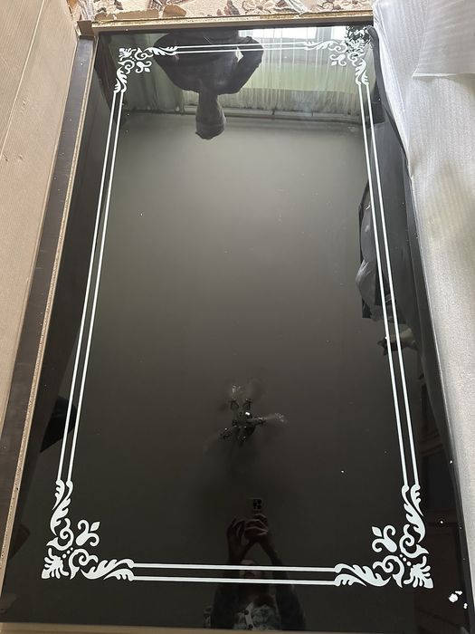 Стіл  скляний в вітальню