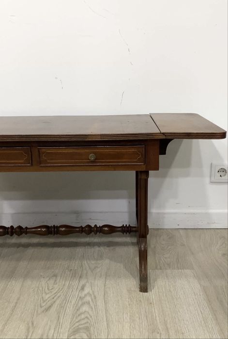Mesa de apoio com abas.