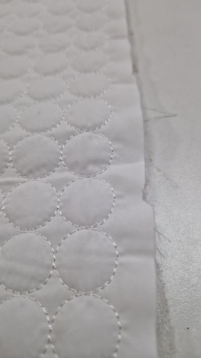 Tkanina biała pikowana szer.143 cm.