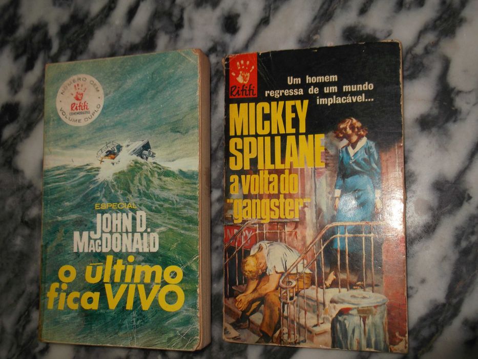 Livros com vários anos