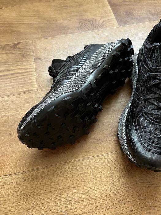 Продам  жіночі кросівки.Чорного кольору.Розмір 40 Маломіри.