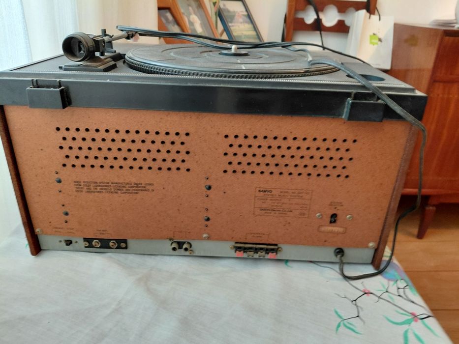 Aparelhagem da sanyo acho que trabalha a muito tempo que não é usada