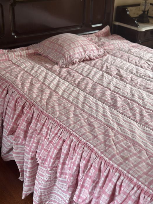 Senhorinha com colcha e almofada a combinar. Fica um quarto lindo