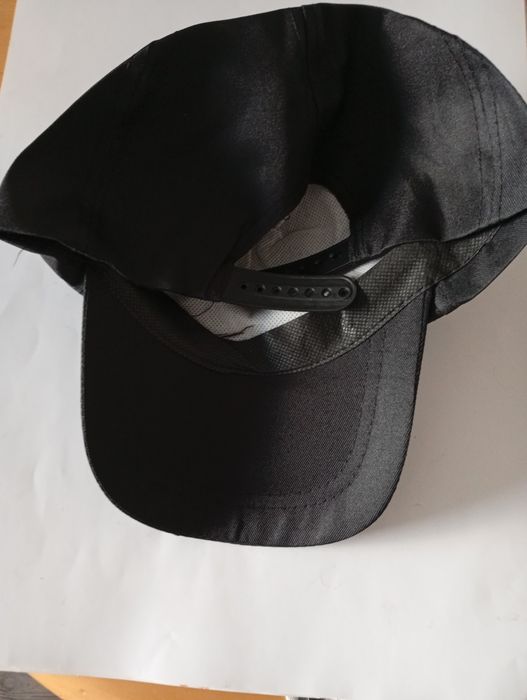 Czapka z daszkiem kolor czarny. Posiadam 10 sztuk.