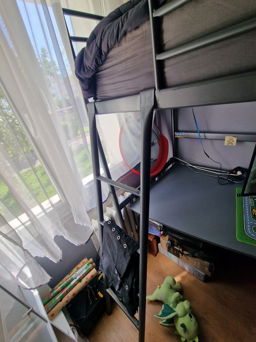 Antresola ikea svarta z blatem i materacem