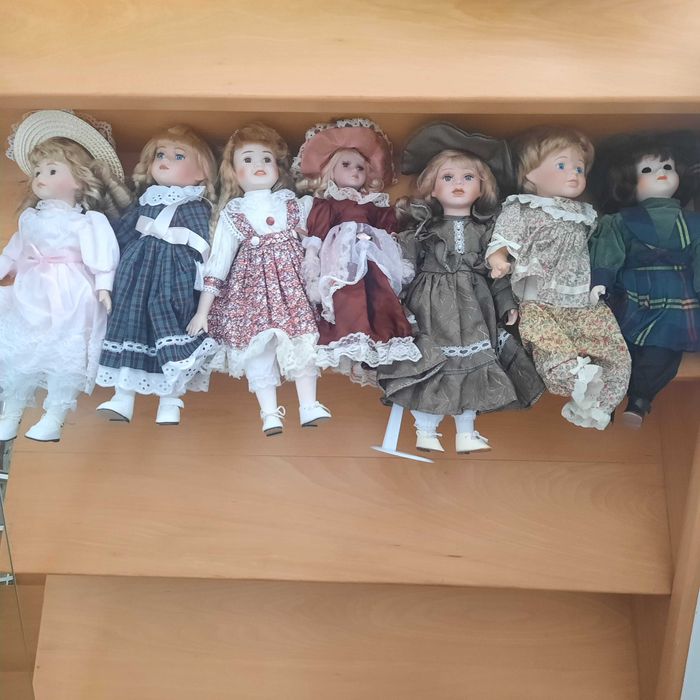 7 Bonecas de porcelana.