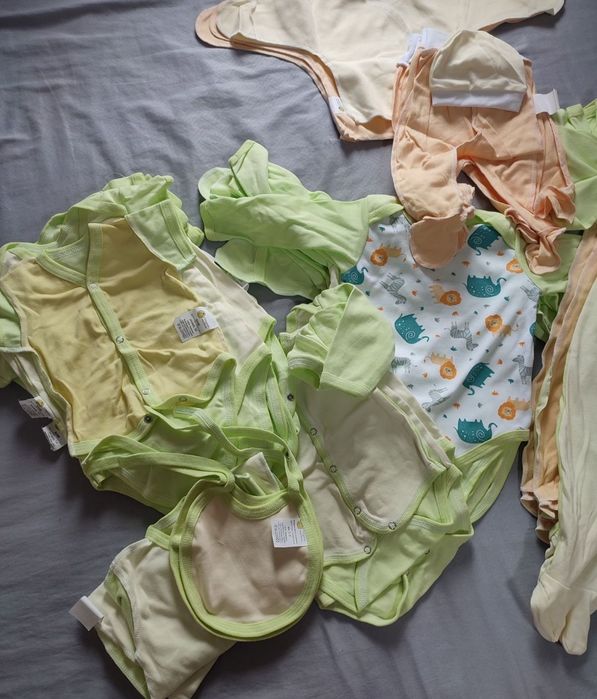 Дитячий одяг для немовлят, бодіки і чоловічки, ціна за пакет.