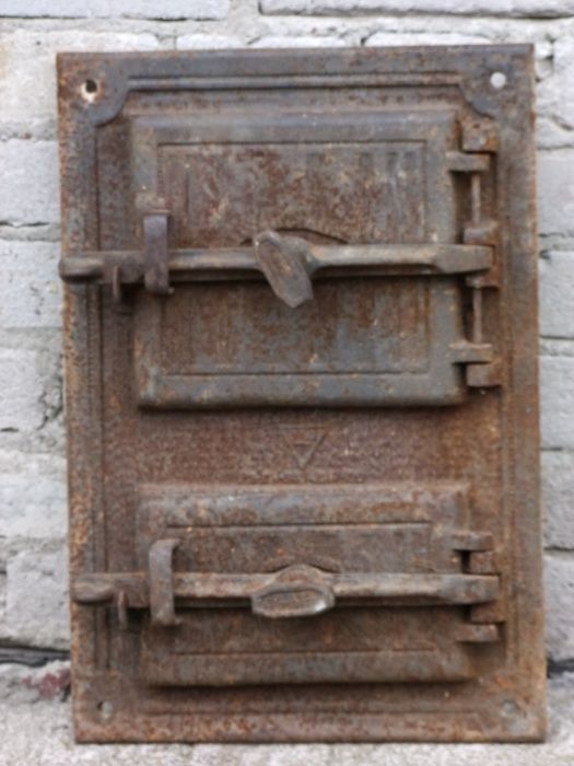 Stare żeliwne drzwiczki piec, wędzarnia