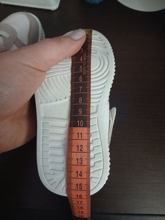 Продам кросівки для дівчинки.