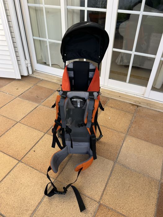 Mochila porta-criança Deuter Kid Aircomfort com capota