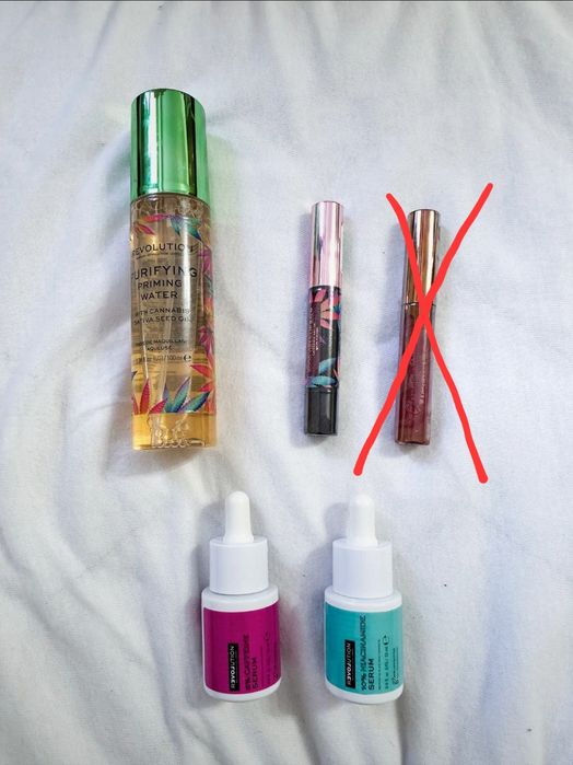 Zestaw kosmetyków makeup Revolution serum szminka mgiełka kosmetyki