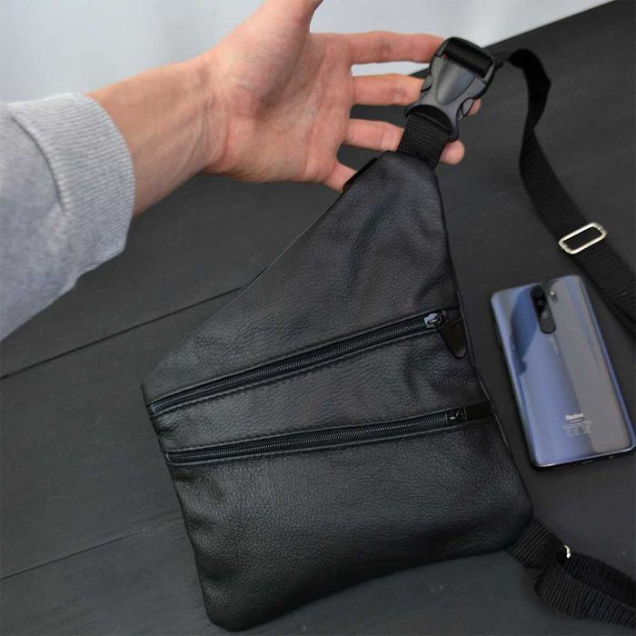 Качественная мужская сумка  из натуральной кожи. Цвет: чёрный.