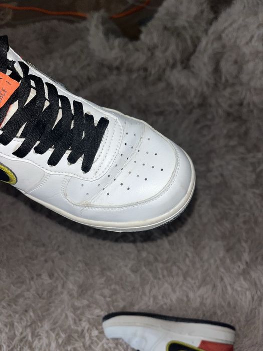 Nike Air Force 1 '07 LV8 на них е пляма на фото також заломи