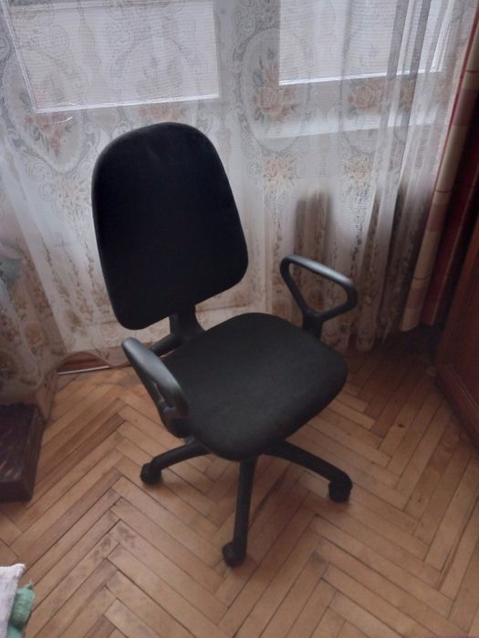 Крісло офісне на колесах.