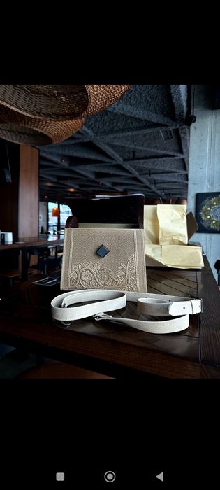 НОВАЯ кожаная сумка ручной работы с тиснением и деревянной ручкой