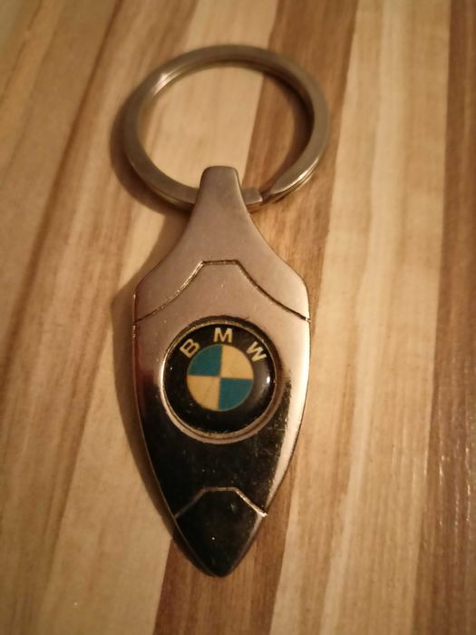 bryloczek z naklejkami na kapsle bmw